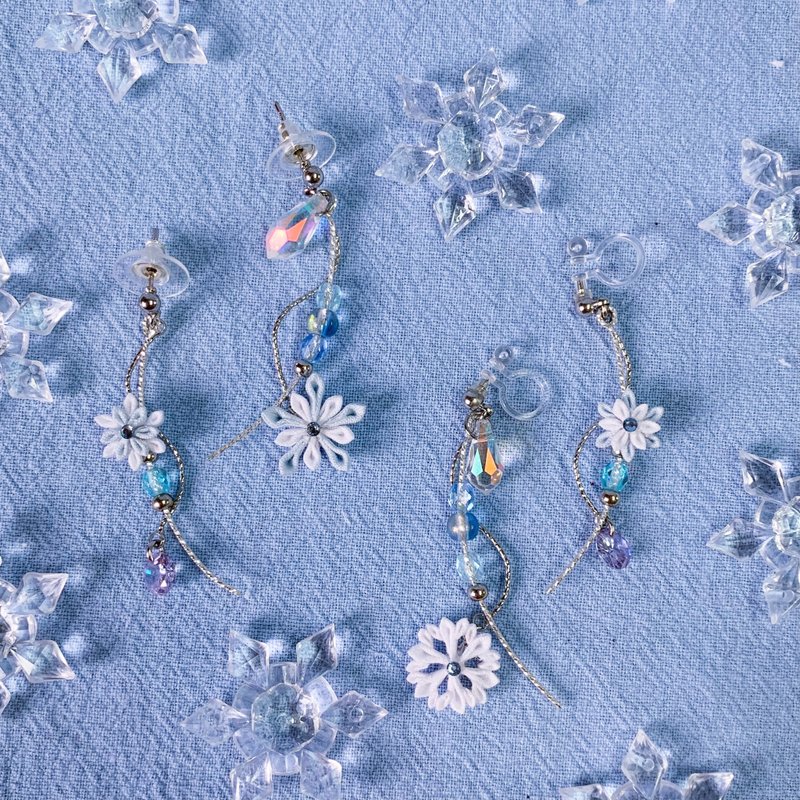 (冬之花 雪之结晶) 细工布花 几何线条耳环 つまみ细工 - 耳环/耳夹 - 棉．麻 白色