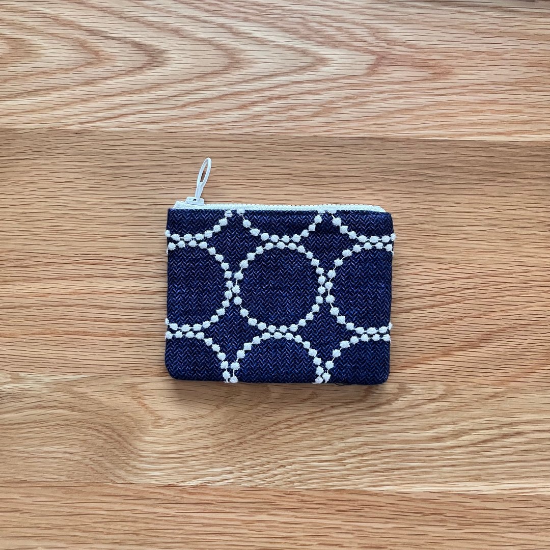 mina perhonen tambourine 刺绣 كما هو الحال في المنتصف 深蓝色 pinkoi 指定便 - 化妆包/杂物包 - 棉 蓝色