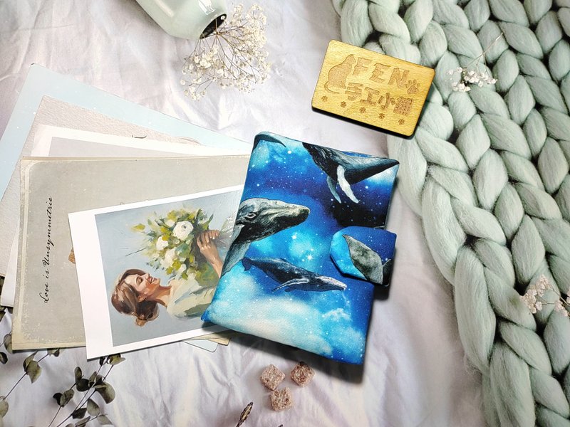 海洋系列-高品质限量薄棉布蓝色云海海洋鲸鱼磁扣带款护照套-预购 - 护照夹/护照套 - 棉．麻 