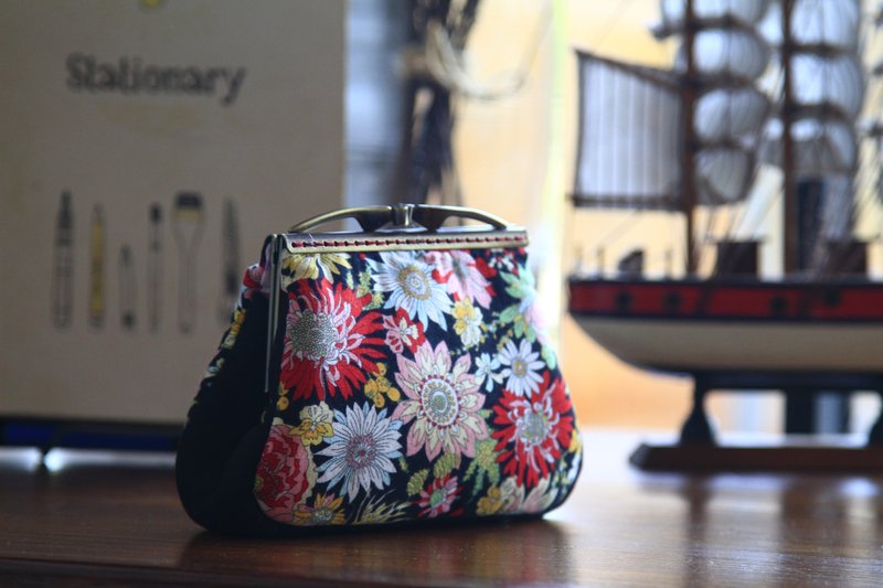 【Gi LAI】*全手缝* 10Cm接角口金包-百花绽放 - 零钱包 - 棉．麻 黑色