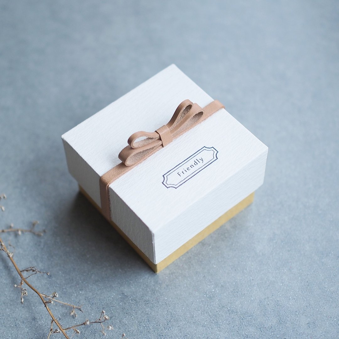 Engravable/Friendly unbleached) 55x55mm Butterfly ribbon Convey your feelings Gift box with genuine leather Paste box Sharp corners / Inner paste finish - 包装材料 - 纸 白色