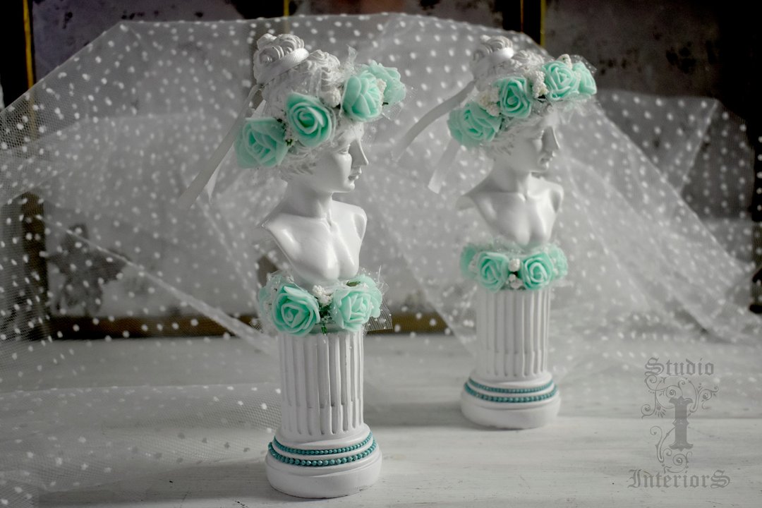 Polystone statuettes a woman's head with a wreath of mint-colored roses - 玩偶/公仔 - 其他材质 白色