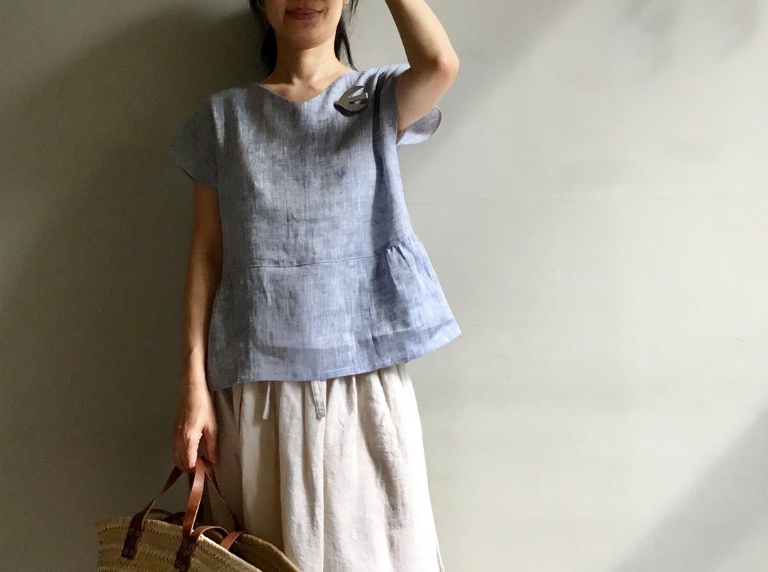 蜻蜓/小v领蓝白色织清爽亚麻/澎澎下摆短袖上衣100%亚麻 - 女装上衣 - 棉．麻 
