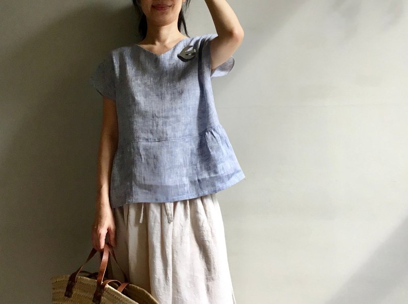 蜻蜓/小v领蓝白色织清爽亚麻/澎澎下摆短袖上衣100%亚麻 - 女装上衣 - 棉．麻 