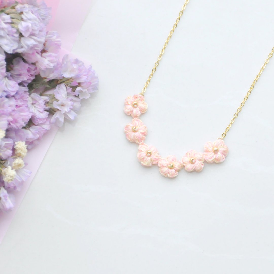 【订制】微笑项链 桃粉 Crochet Flower Smile Pendant Necklace - 项链 - 绣线 粉红色