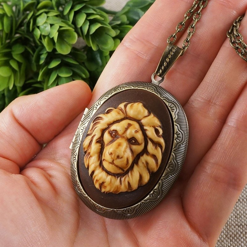 Lion Cameo Photo Locket Brown Beige Leo Cameo Locket Pendant Necklace Jewelry - 项链 - 其他材质 咖啡色