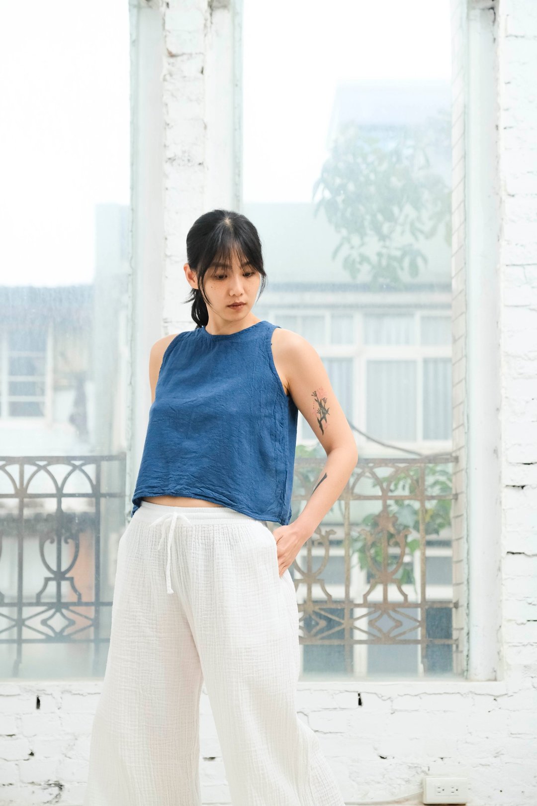 蝉翼后扣无袖上衣 / 慕斯布 墨水蓝 - 女装背心 - 棉 蓝色