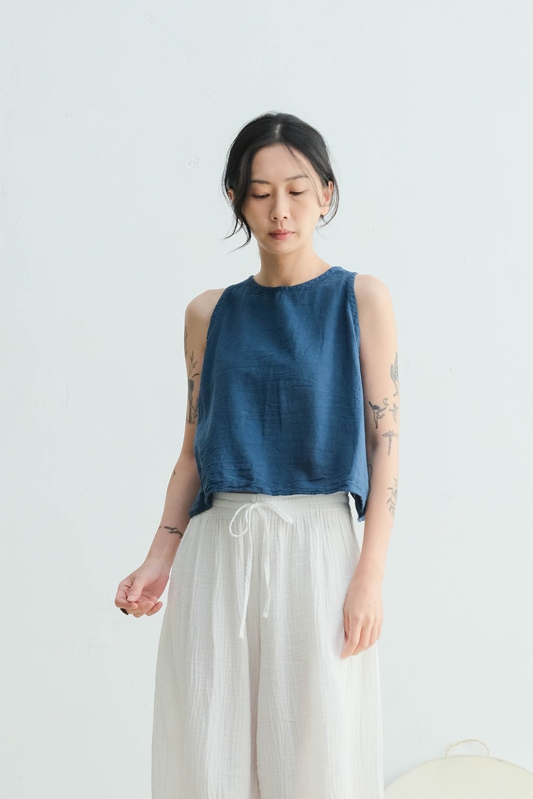 蝉翼后扣无袖上衣 / 菱纹布 墨水蓝 - 女装背心 - 棉．麻 蓝色