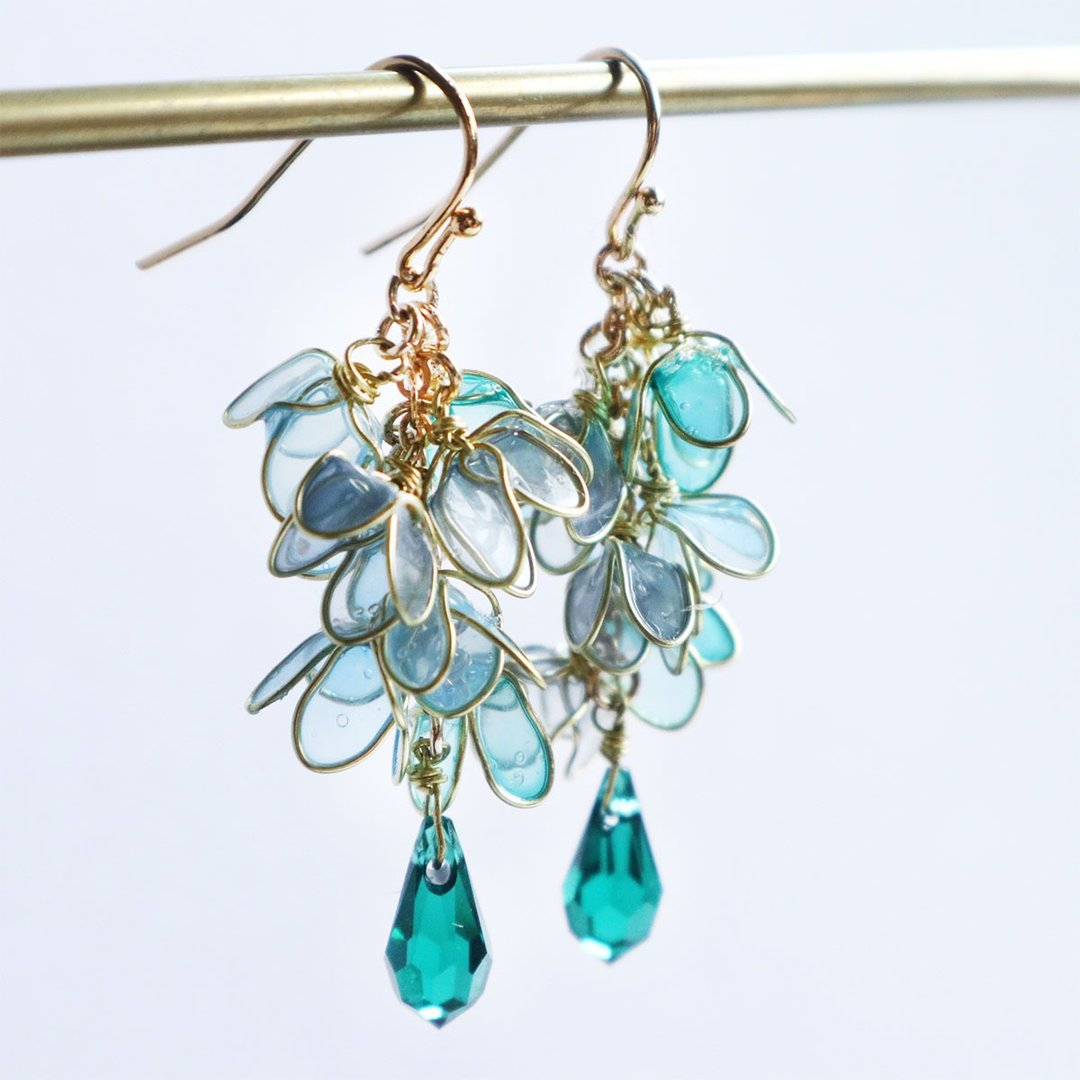 Shaking flower earrings green emerald - 耳环/耳夹 - 其他材质 绿色