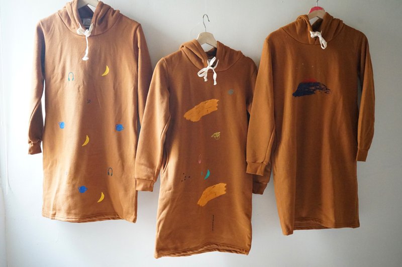 最后一件 手工印花咖啡刷毛舒服软软口袋帽踢 在山里听歌/小狗/山 - 洋装/连衣裙 - 棉．麻 咖啡色