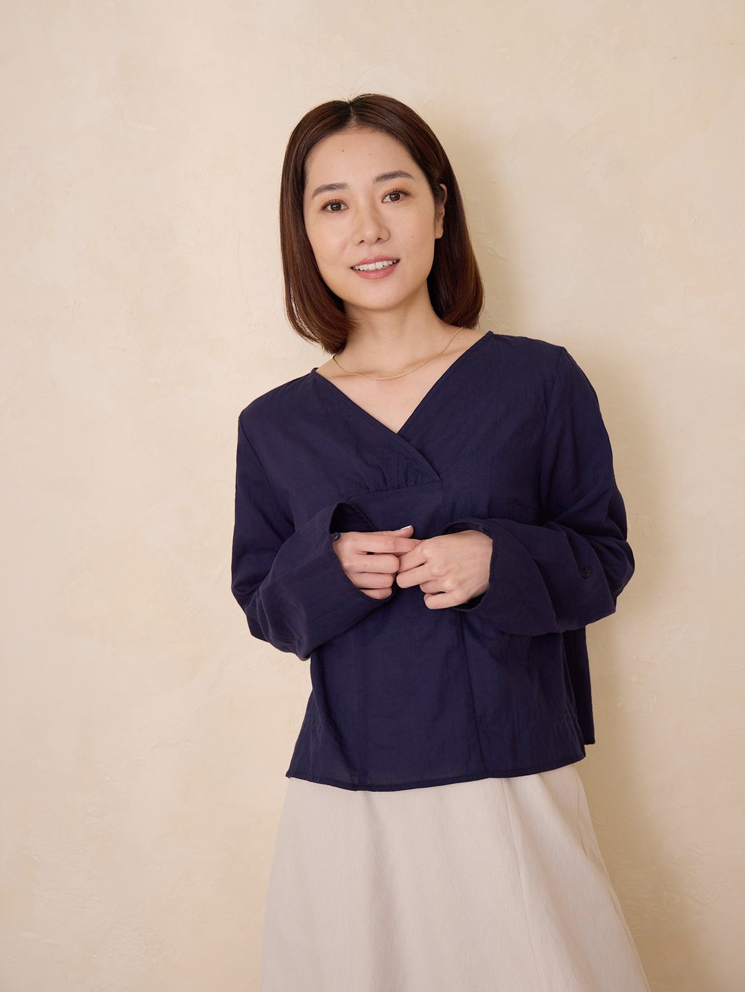 穿风V领长袖上衣-心之谷 - 女装上衣 - 其他人造纤维 蓝色