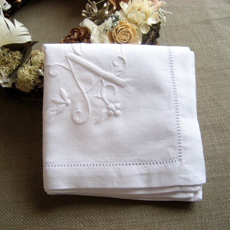 Hand embroidery initials handkerchief A - 手帕/方巾 - 棉．麻 白色
