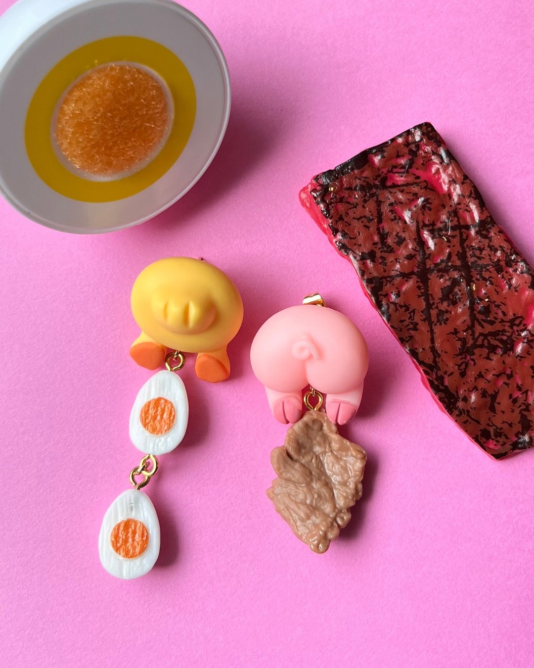 猪屁屁×肉 & 小鸡×水煮蛋 不对称耳环 – 手工可爱趣味饰品 - 耳环/耳夹 - 树脂 