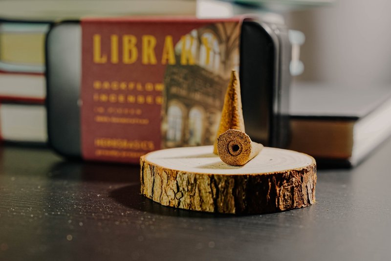 【古老图书馆的迷人氛围】Library 倒流香单盒 放松身心 香薰 - 香薰/精油/线香 - 木头 红色