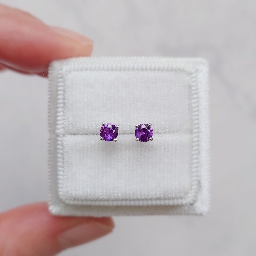 限量现货 - 天然紫色刚玉 紫蓝宝 四爪镶 纯 18K 白耳钉 0.611ct - 耳环/耳夹 - 宝石 紫色