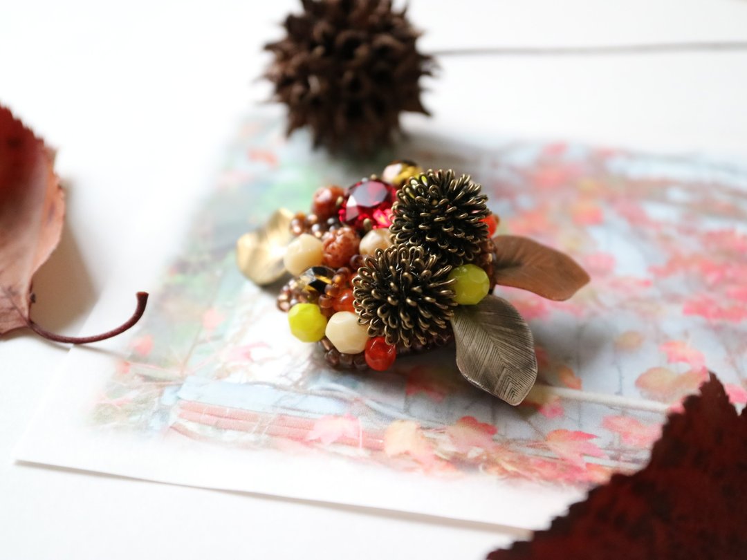 Child squirrel pantry brooch autumn chic adult elegant leaf forest thickets trees trees nuts igaguri chestnuts Christmas colorful Czech glass Austrian crystal - 胸针 - 玻璃 多色