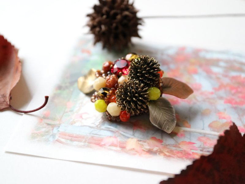 Child squirrel pantry brooch autumn chic adult elegant leaf forest thickets trees trees nuts igaguri chestnuts Christmas colorful Czech glass Austrian crystal - 胸针 - 玻璃 多色