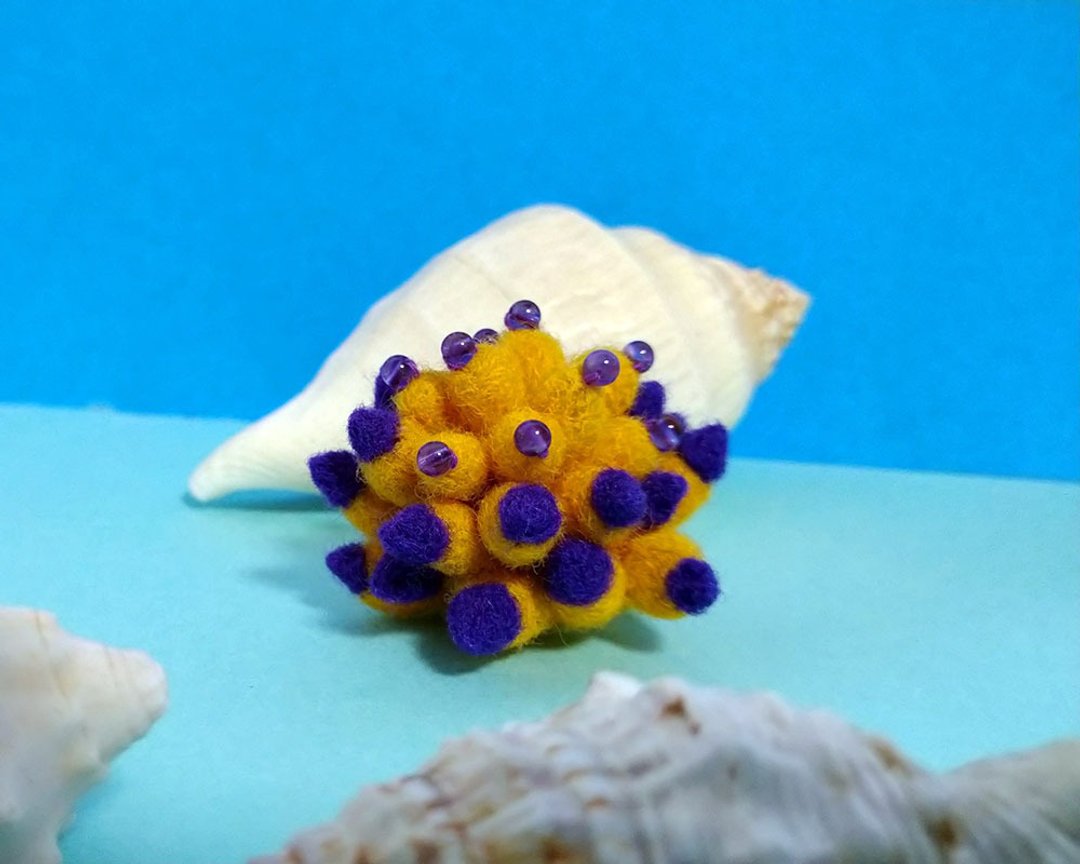 [Wool felt brooch] Thorny sea slug - 胸针 - 羊毛 黄色
