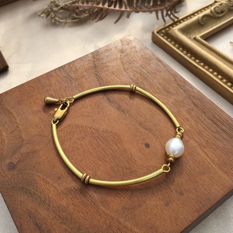 Elizabeth 伊莉莎白 淡水珍珠 黄铜手环 - 手链/手环 - 铜/黄铜 金色