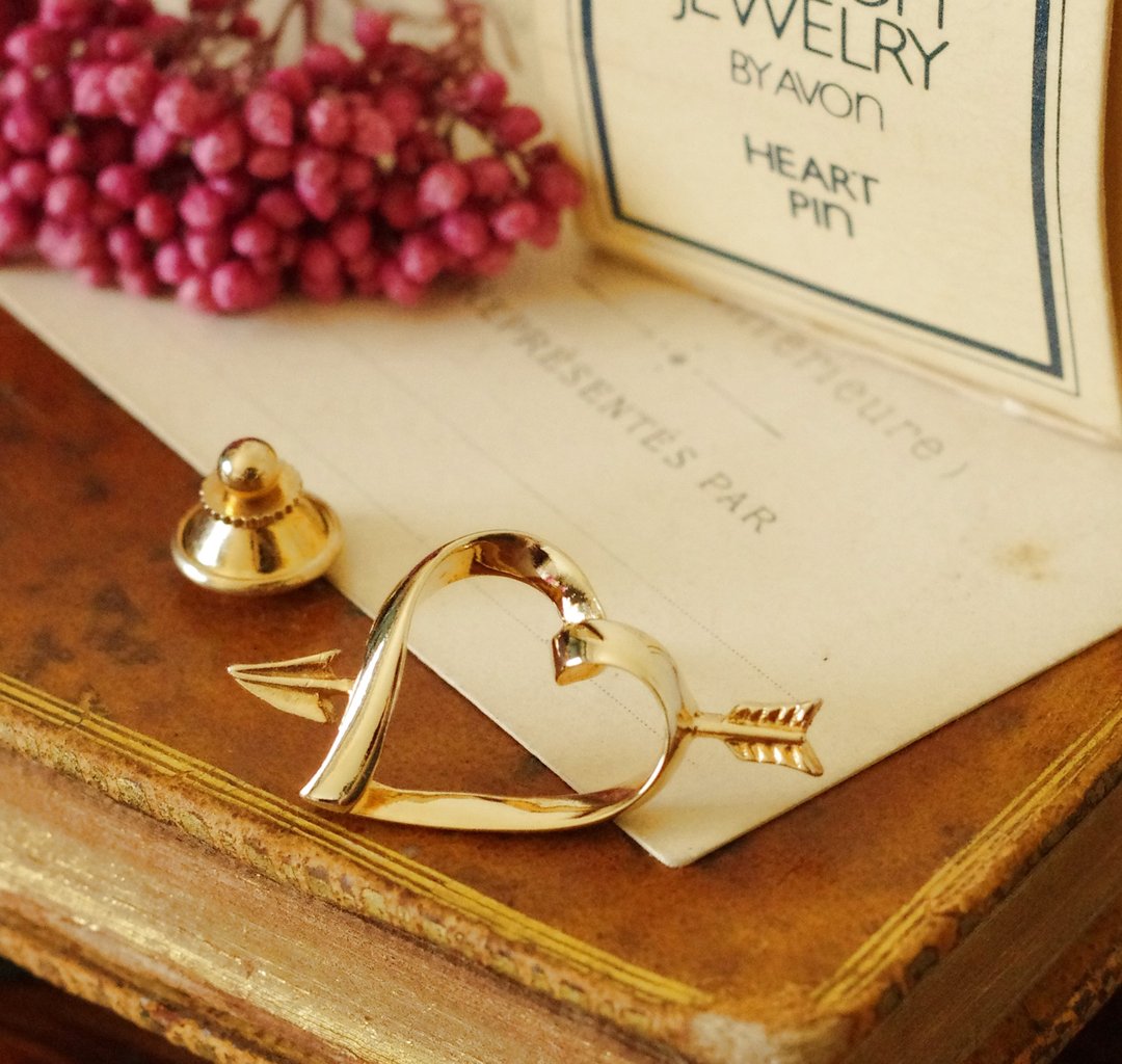 古董 1982 Avon 一箭穿心 金色爱心别针Heart Pin    B1905 - 胸针 - 其他金属 金色