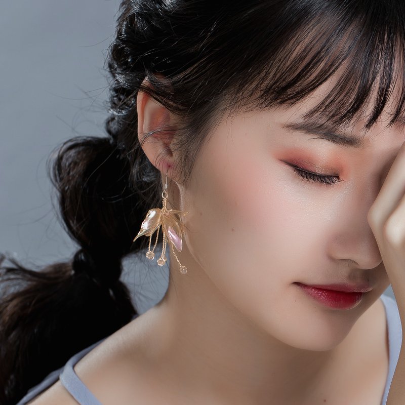 【如梦似幻-香槟金】垂坠耳环 | 水晶花饰品 - 耳环/耳夹 - 树脂 金色