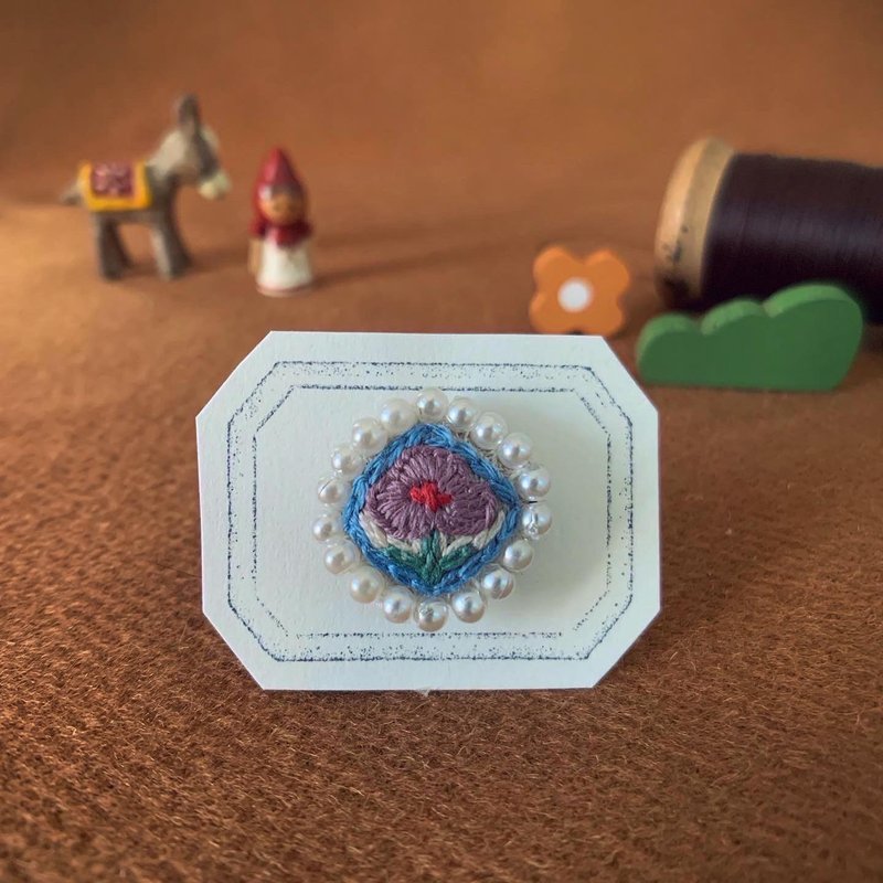 迷你花花图鉴 刺绣耳针 - 耳环/耳夹 - 绣线 白色
