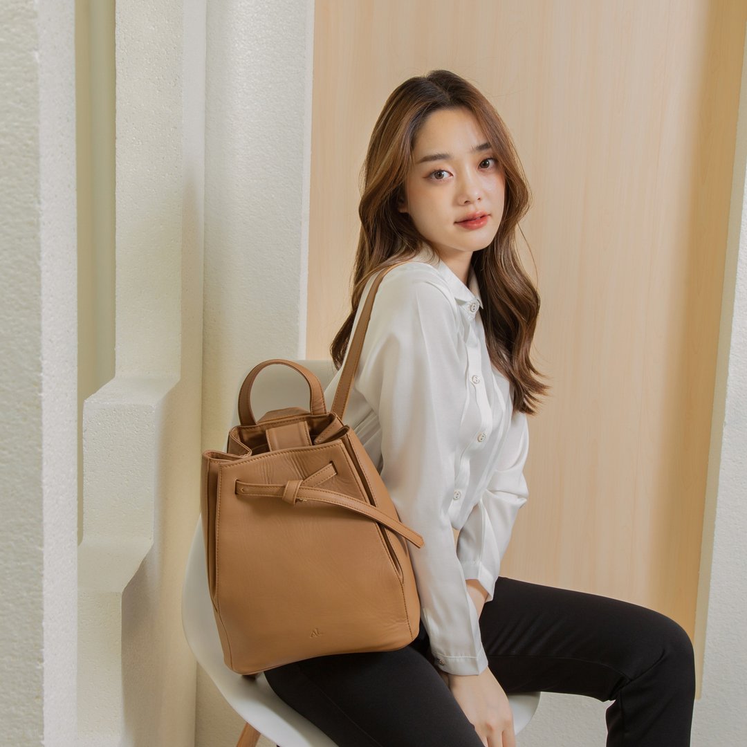 Tye Leather Backpack in Caramel with Gold Hardware - 后背包/双肩包 - 真皮 咖啡色