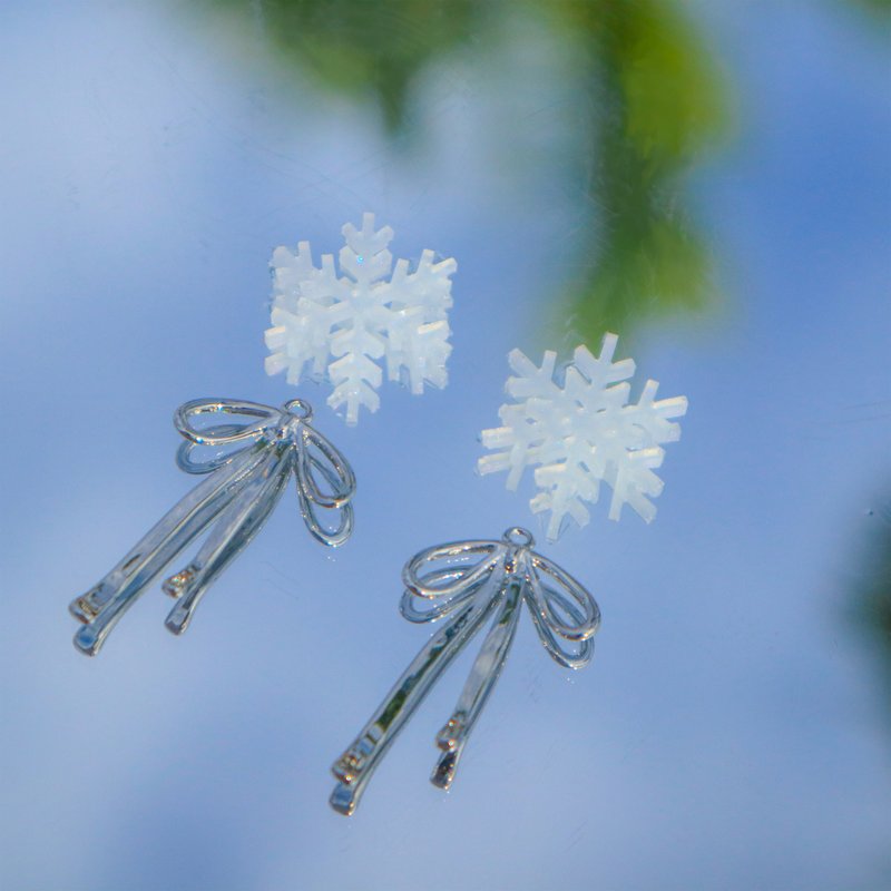 【冬日系列】 雪花蝴蝶结 - 耳环/耳夹 - 树脂 白色