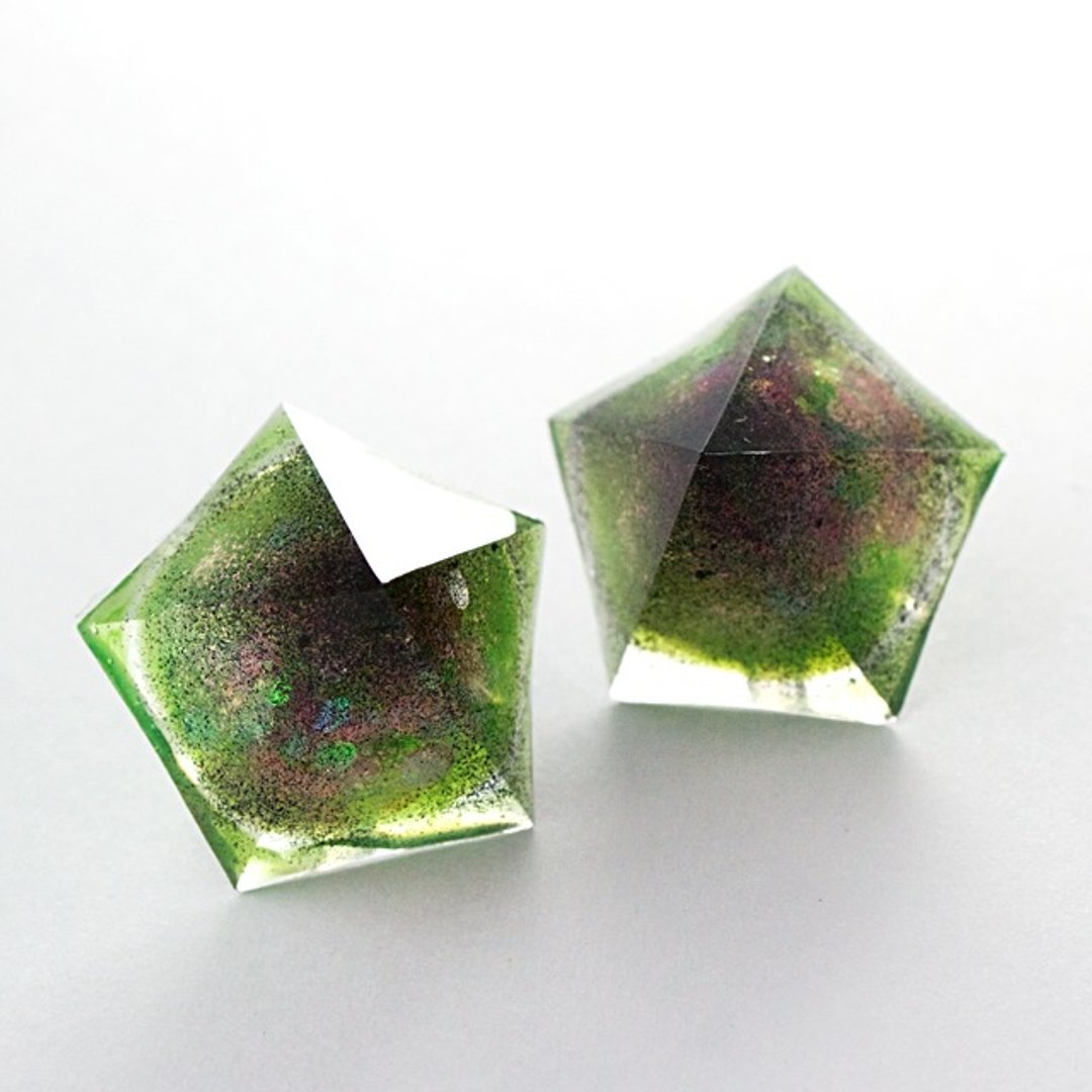 Pentagon dome earrings (Marimo) - 耳环/耳夹 - 其他材质 绿色
