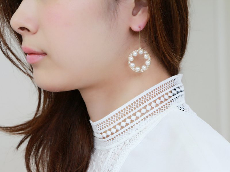 14 kgf-freshwater pearl stylish pierced earrings - 耳环/耳夹 - 宝石 白色