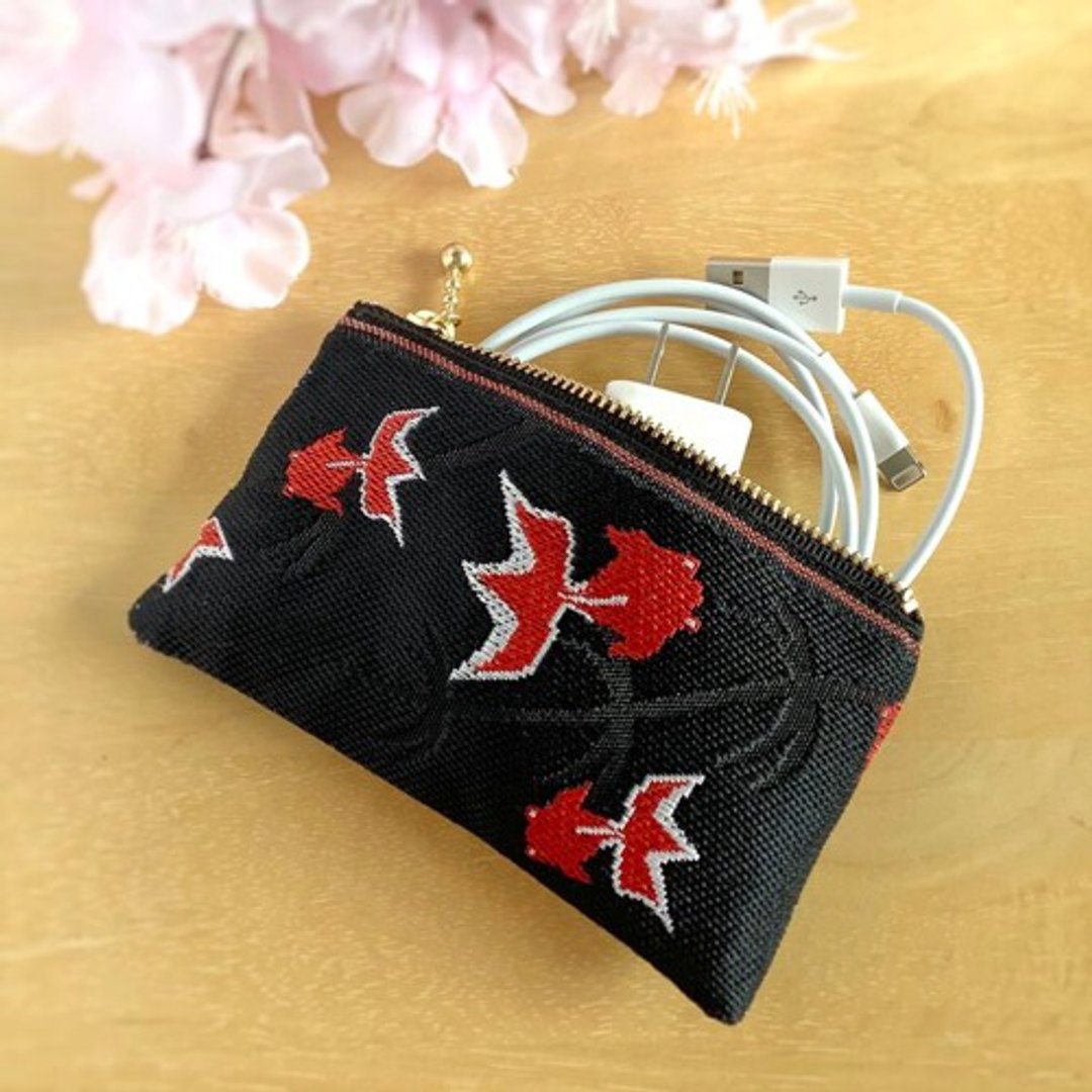 Pouch made of goldfish-patterned tatami edges - 化妆包/杂物包 - 其他材质 黑色