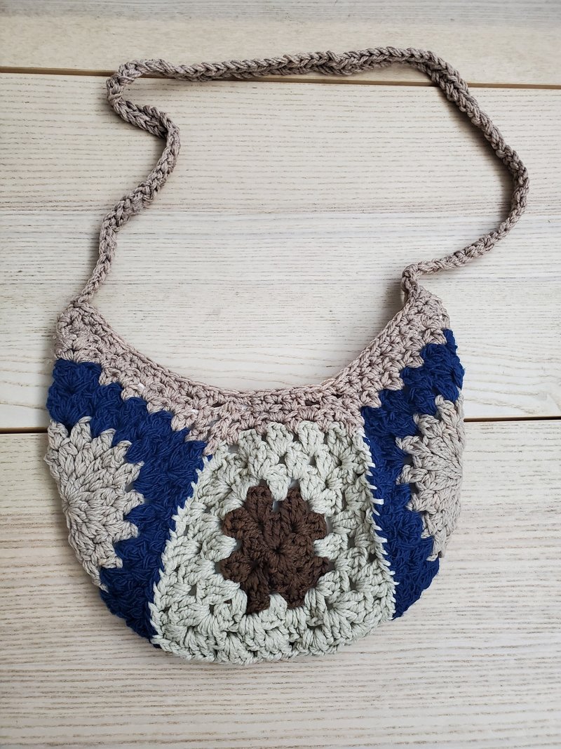 有礼貌穿搭 花卉钩针 handmade 半月包 侧背包 - 侧背包/斜挎包 - 棉．麻 多色