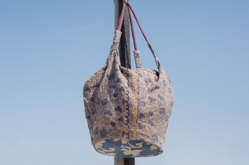 手缝纱丽布侧背包/刺绣侧背包/刺绣肩背包/手缝纱丽线侧背包-花朵 - 侧背包/斜挎包 - 棉．麻 紫色