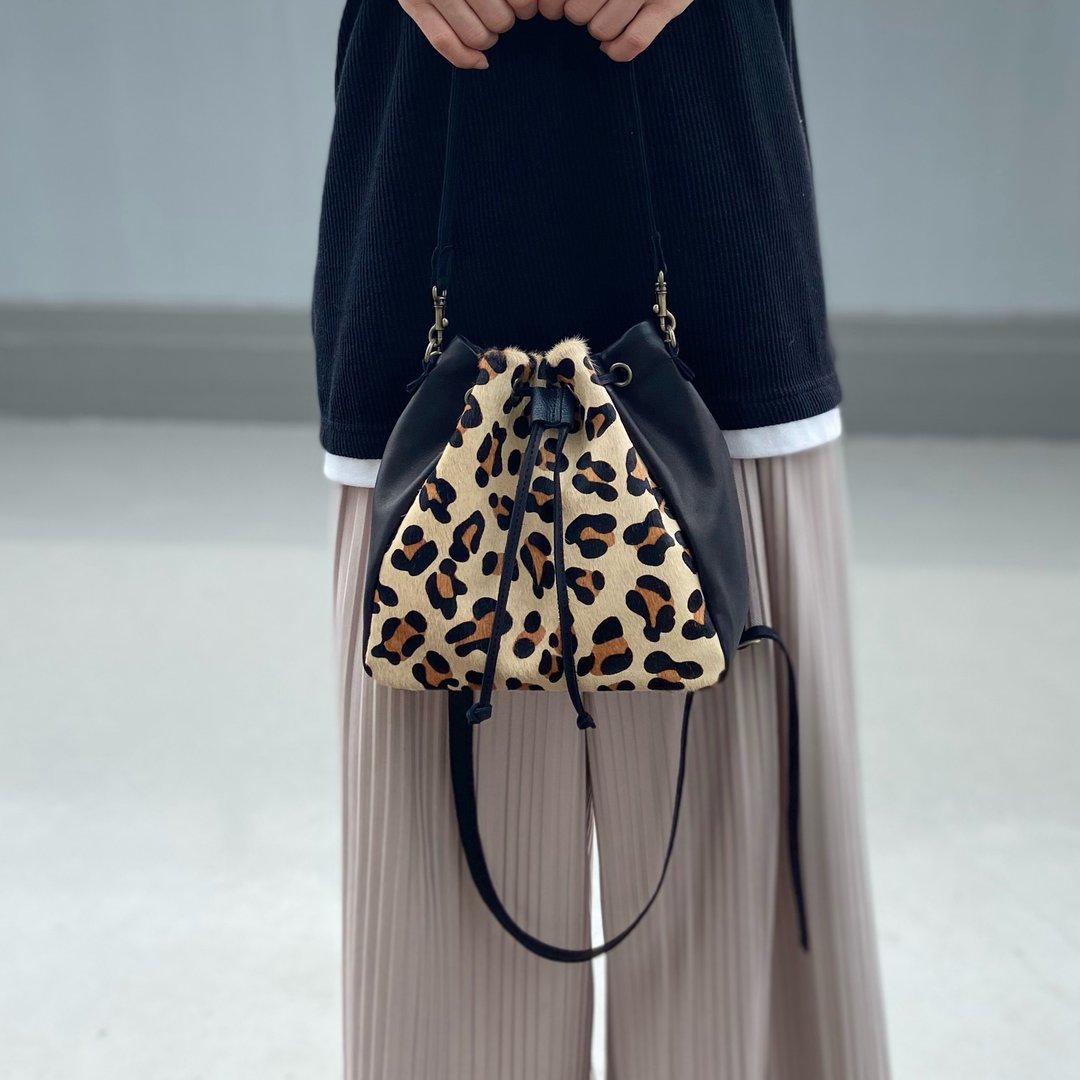 Drawstring Bag Leopard Pattern Harako - 侧背包/斜挎包 - 真皮 咖啡色