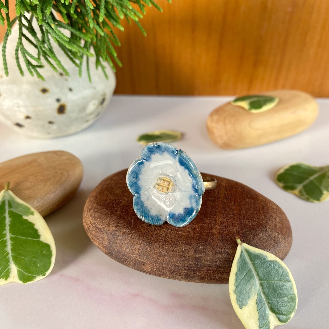 花朵戒指 (款式36) / ceramic ring / handmade - 戒指 - 陶 白色