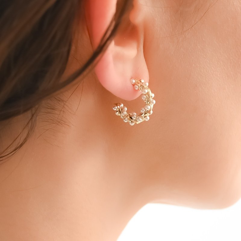 random pearl hoop earrings 随机珍珠环耳环 - 耳环/耳夹 - 其他金属 金色