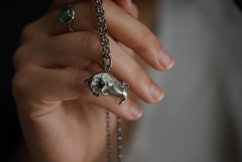 925银公牛吊坠 (不含项链) - 项链 - 纯银 