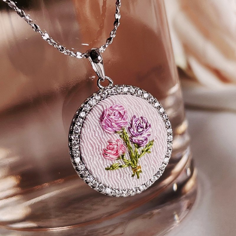 Bouquet of roses 玫瑰花束刺绣纯银项链 - 项链 - 纯银 粉红色