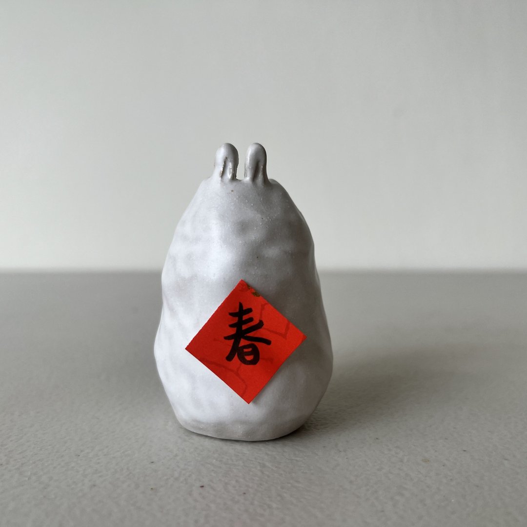 新年小白兔 手捏花器 - 花瓶/陶器 - 陶 白色
