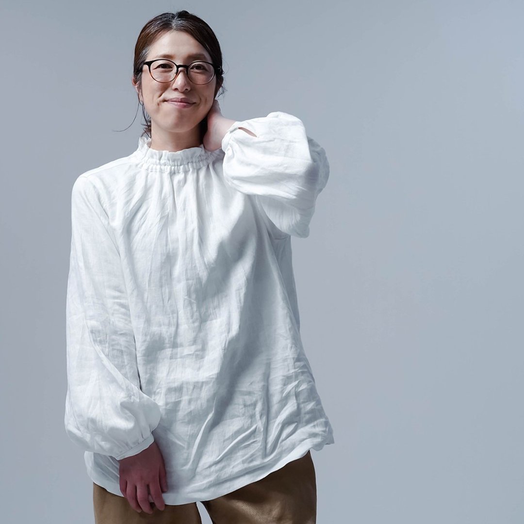 wafu [Linen Tops] Shirred neck that makes you look attractive / White t043c-wht1 - 女装衬衫 - 棉．麻 白色
