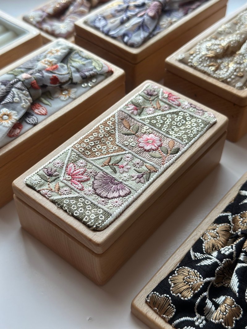 香槟色花艺重工刺绣实木首饰盒 - 其他 - 棉．麻 金色