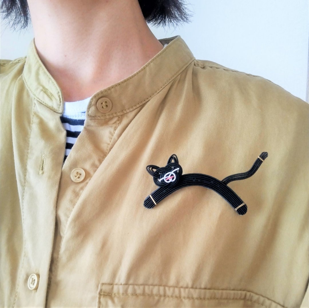 Flying cat brooch Color: Black or White - 胸针 - 其他材质 黑色
