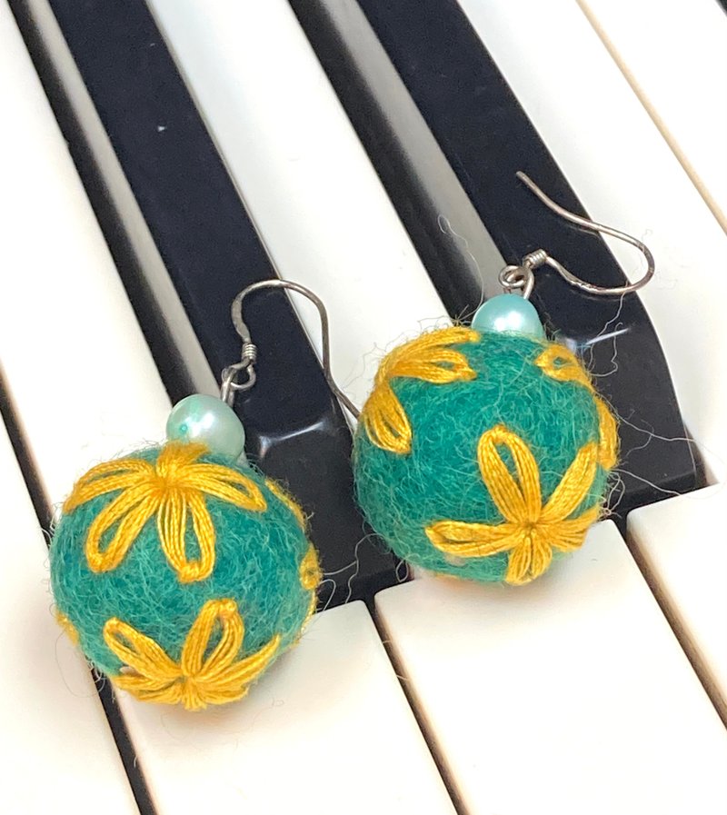 羊毛毡 刺绣 加 珍珠 羊毛球耳环 - 耳环/耳夹 - 羊毛 