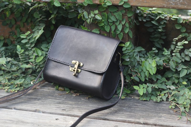 植鞣牛革真皮古典手工包 -  骑士黑 - 侧背包/斜挎包 - 真皮 黑色