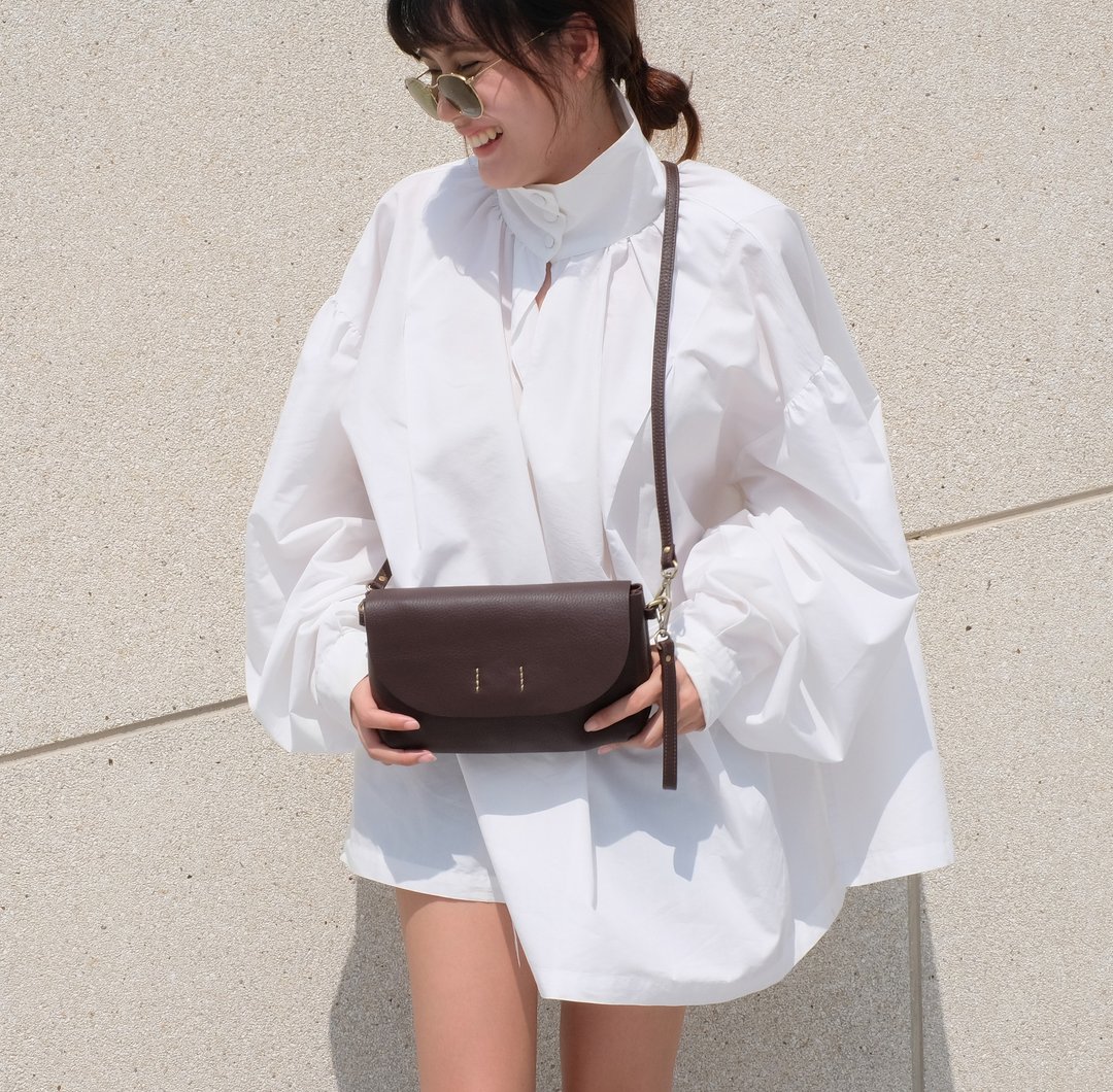 ABBIE - 深棕色/简约斜背包-真皮麂皮 - 后背包/双肩包 - 真皮 咖啡色