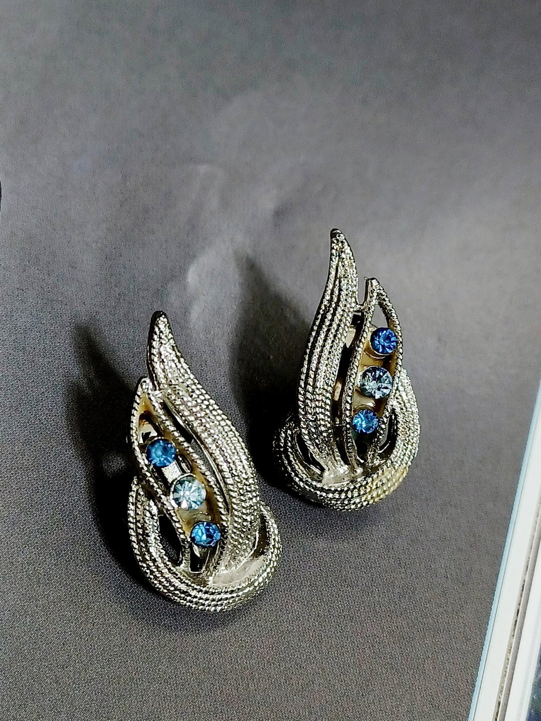 vintage jewelry  金属银色丝纹莱茵 夹式耳环 - 耳环/耳夹 - 其他金属 