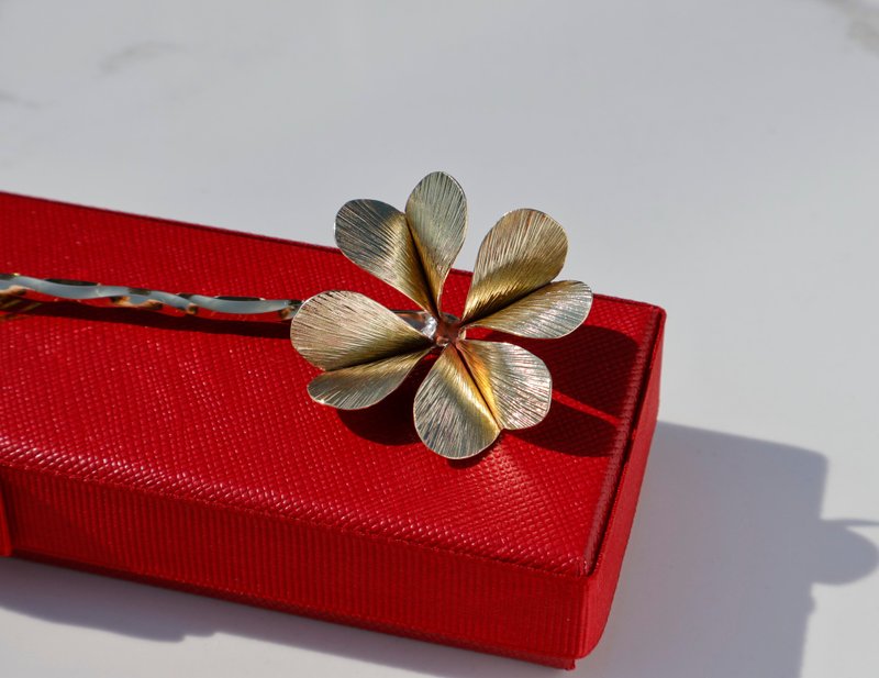 金色四叶幸运草发簪|手工制作・古典质感 - 发饰 - 铜/黄铜 黄色