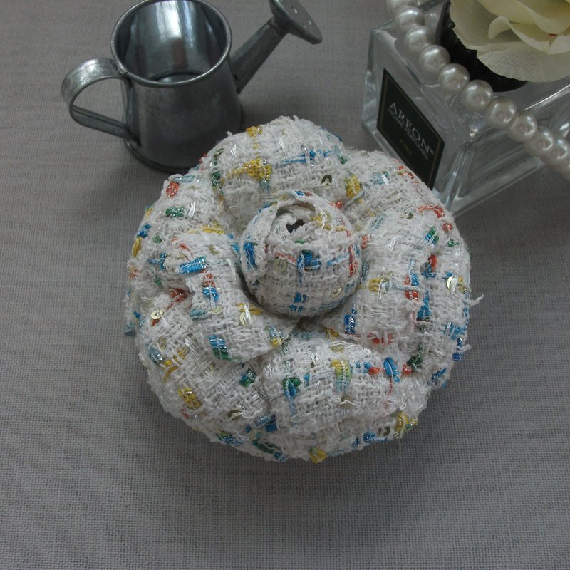 白色布艺山茶花胸针，缀有虹彩纤维 - 胸针 - 羊毛 白色