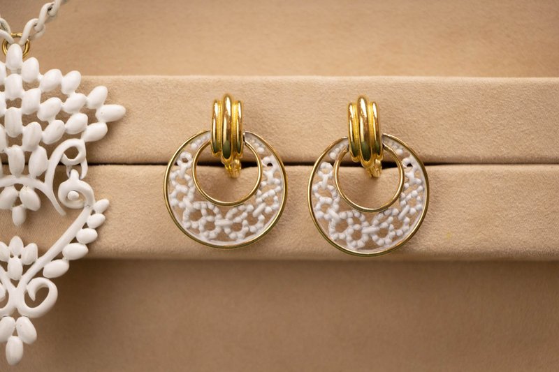 美国Monet品牌古董 金边白色镶珠镂空门环耳环 专利无痛耳夹 - 耳环/耳夹 - 其他金属 白色