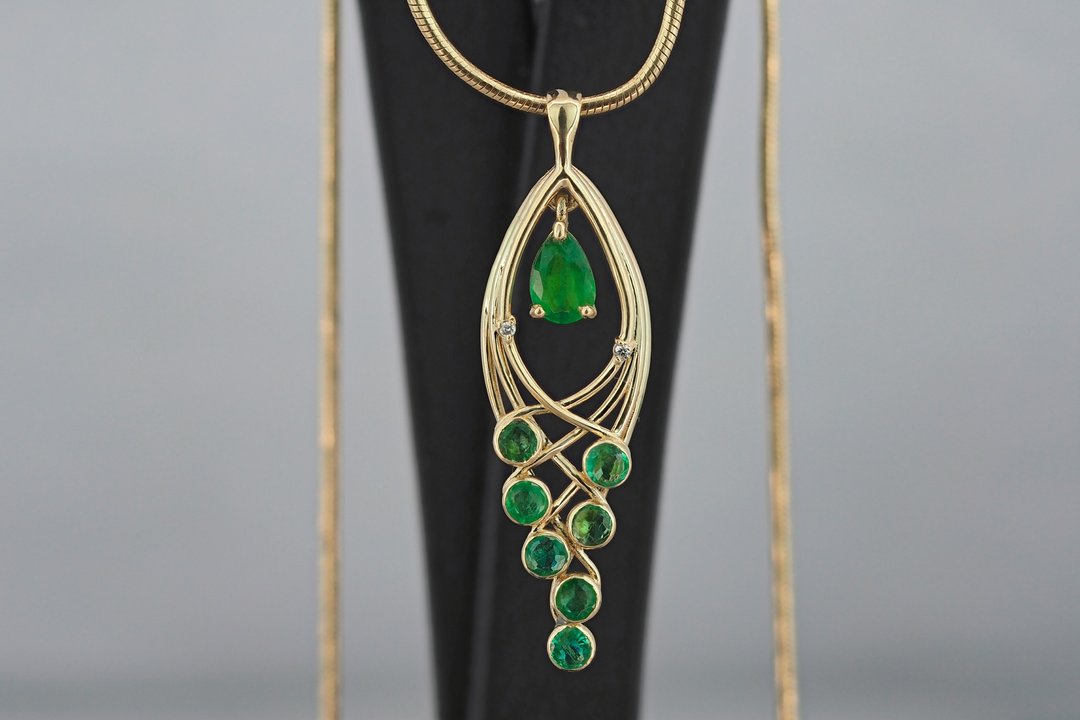 Pendant with natural pear emerald, emeralds and diamonds - 项链 - 贵金属 金色